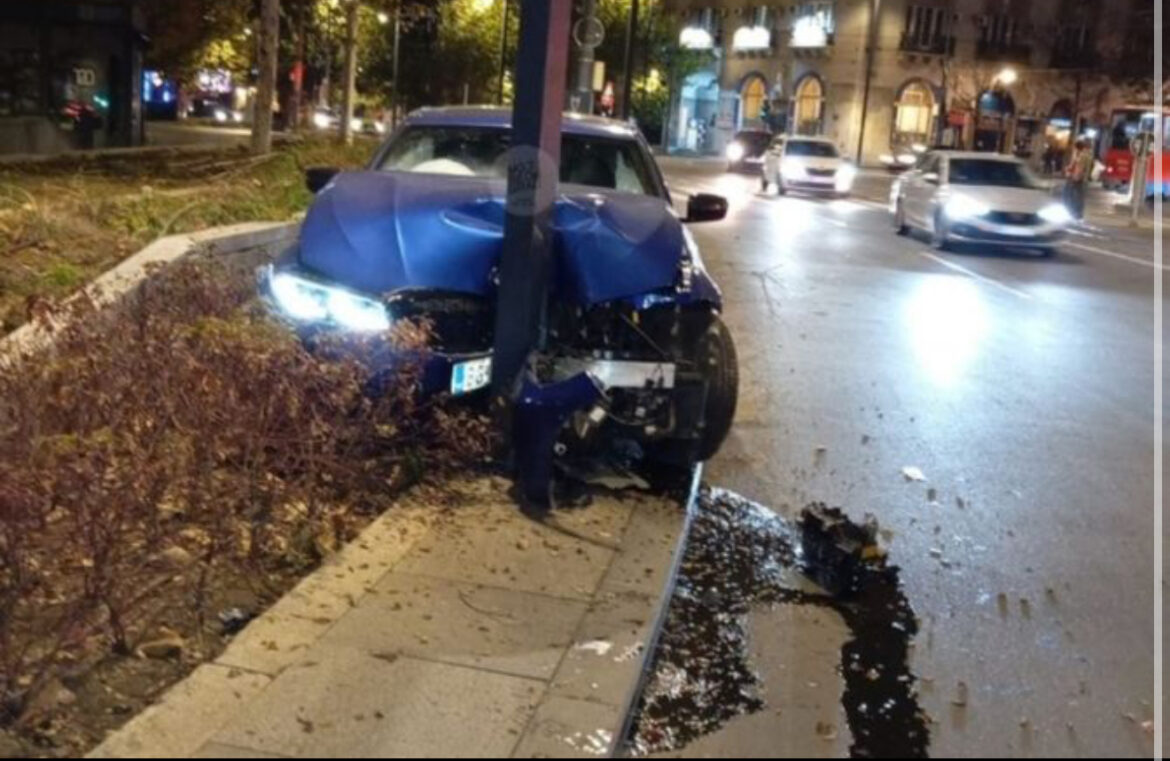 Užas u centru Beograda: BMW se zakucao u banderu, prednji deo automobila smrskan