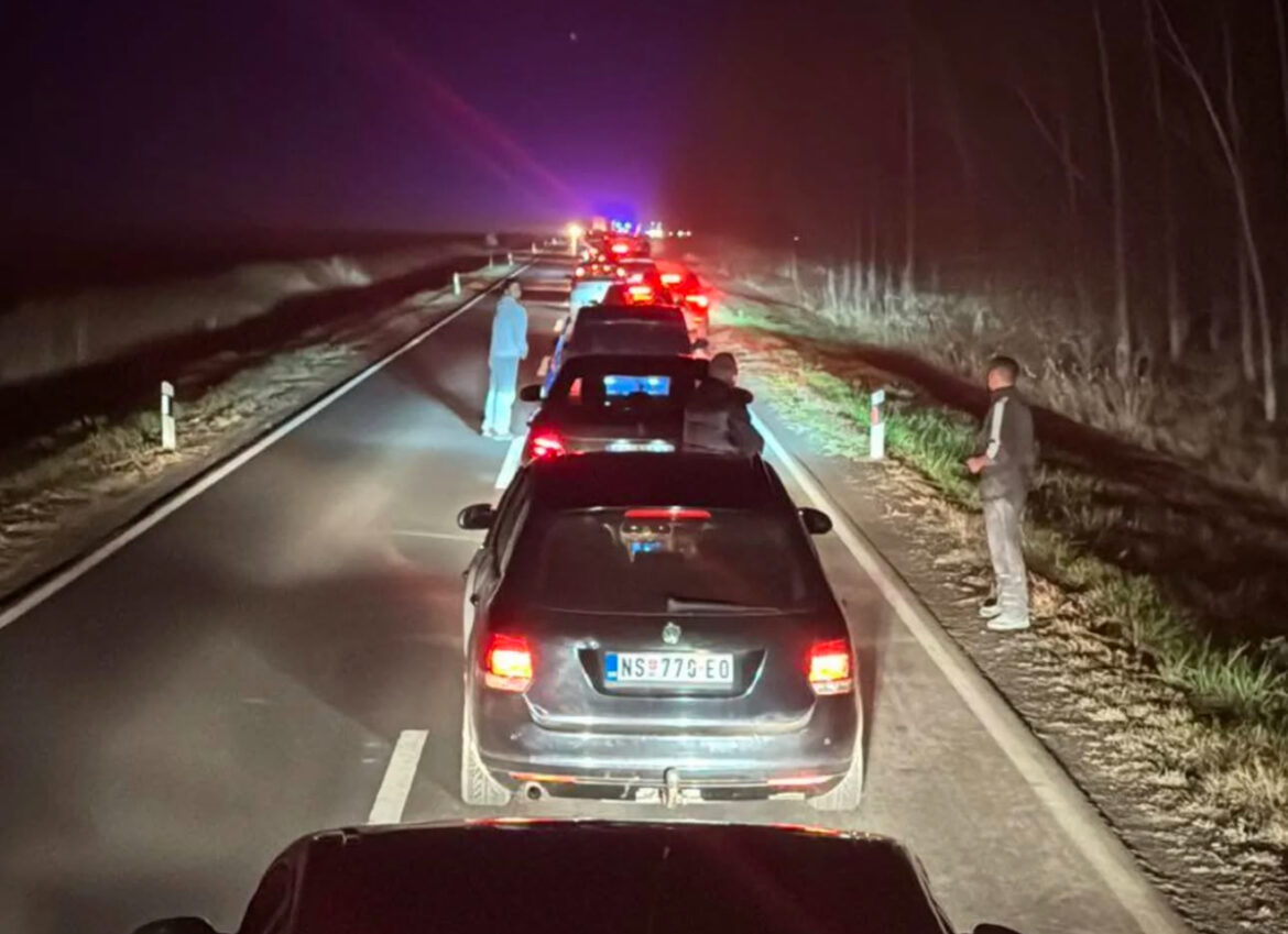 DIREKTAN SUDAR KAMIONA I AUTOMOBILA: Opšti kolaps kod Maglića, vatrogasci SEKU VOZILO, stvorila se kilometarska kolona (FOTO)