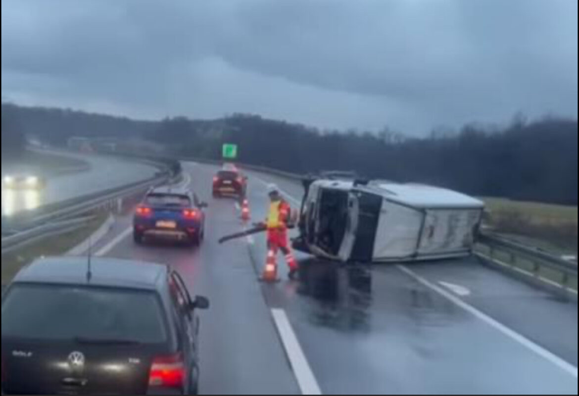 OD SILINE SUDARA ZAVRŠIO NA BOKU! Saobraćajna nesreća na auto-putu Miloš Veliki, saobraćaj usporen (VIDEO)