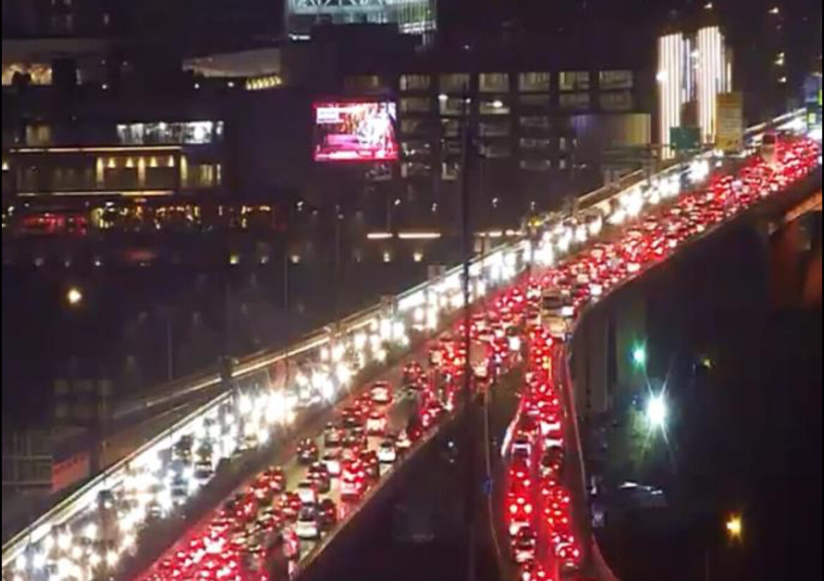 „CRNI PETAK“ NAPRAVIO KOLAPS U BEOGRADU: Vozila na mostovima ne mrdaju, na auto-putu kroz Beograd kolone od skoro 8 kilometara! Ove tačke su NAJKRITIČNIJE