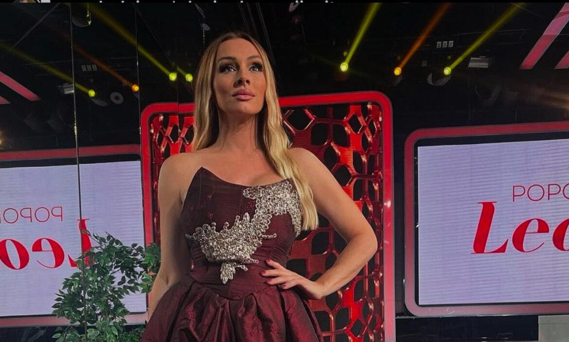Anabela pokazala “vruće” izdanje, mini suknjica i duboki dekolte – na pragu 6. decenije grmi kako izgleda