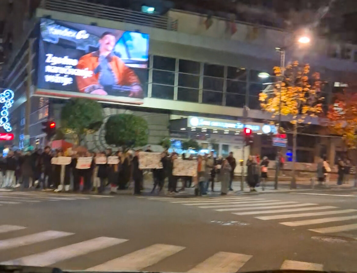 Protest ispred Doma omladine (VIDEO)