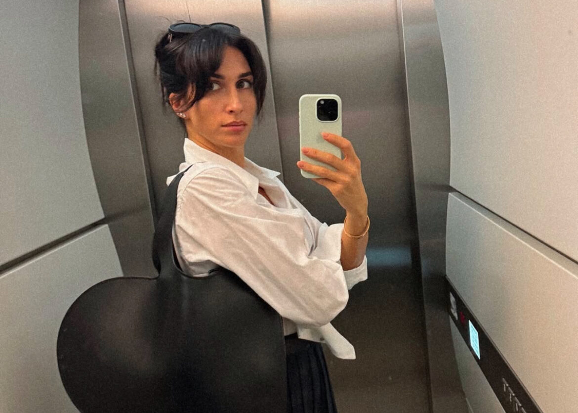 Jelisaveta Orašanin otputovala iz Srbije: Glumica se oglasila na Instagramu, u širokom duksu sa ćerkicom ušla u avion, a evo gde su otišle (FOTO)