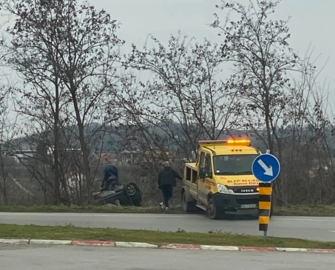 Teška saobraćajka u Novom Sadu! Automobil sleteo s puta i prevrnuo se na krov (FOTO)