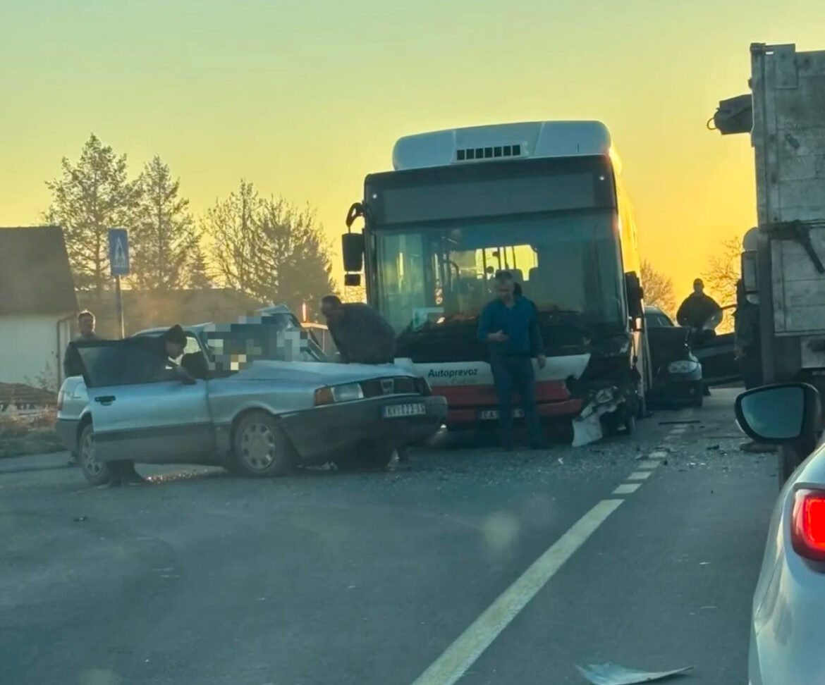 SUDAR AUTOBUSA I AUTOMOBILA U ADRANIMA! Delovi vozila svuda po putu! (FOTO)