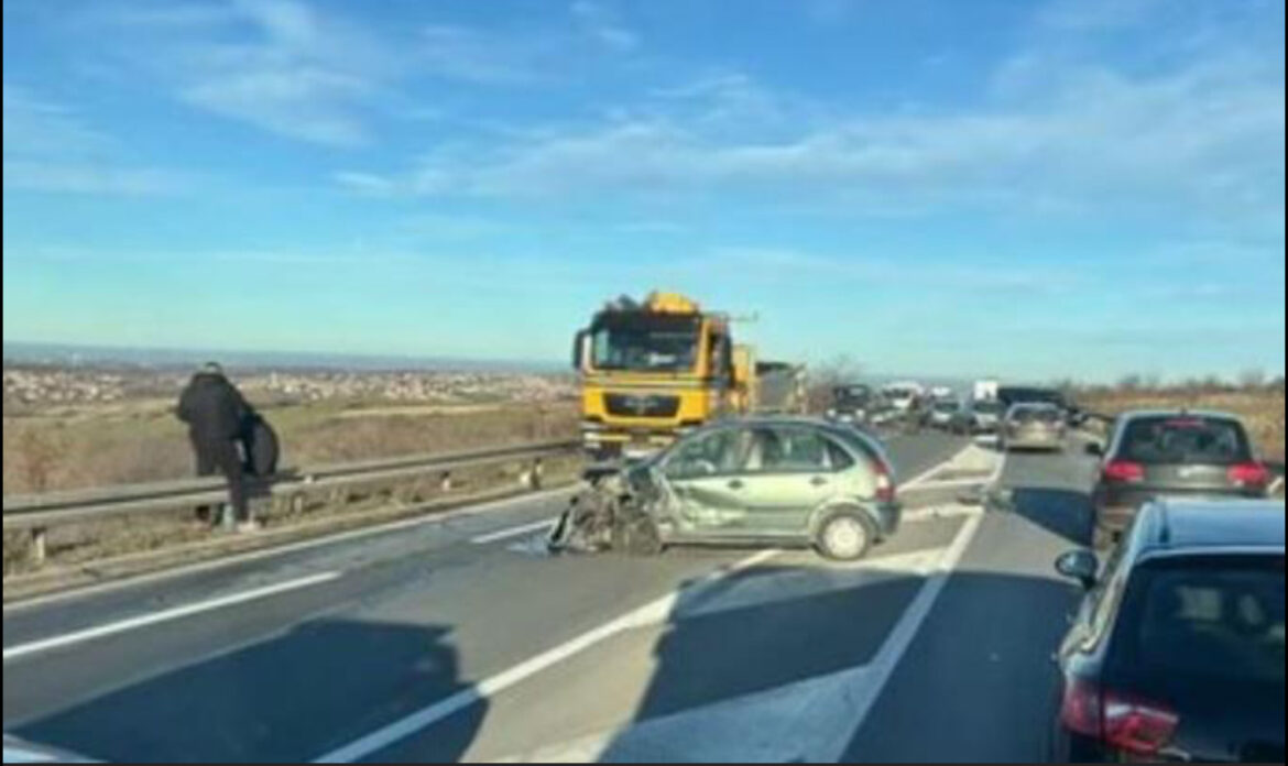 PRVE SLIKE LANČANOG SUDARA KOD RUŠNJA: Učestvovala 3 automobila, jednom prednji deo skroz zgužvan, delovi svud unaokolo, kolone vozila (foto)