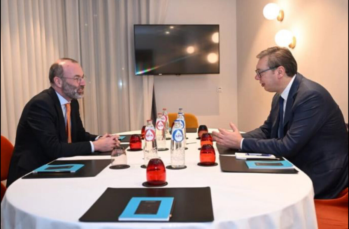 VUČIĆ U BRISELU S PREDSEDNIKOM EVROPSKE NARODNE PARTIJE: Srbija posvećeno radi na ispunjavanju kriterijuma za članstvo u EU