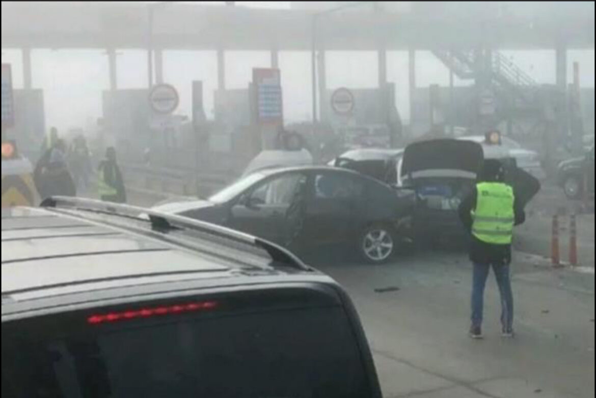 KARAMBOL NA NAPLATNOJ RAMPI STARA PAZOVA: Lančani sudar više automobila, gusta magla, jedva se vidi (foto)