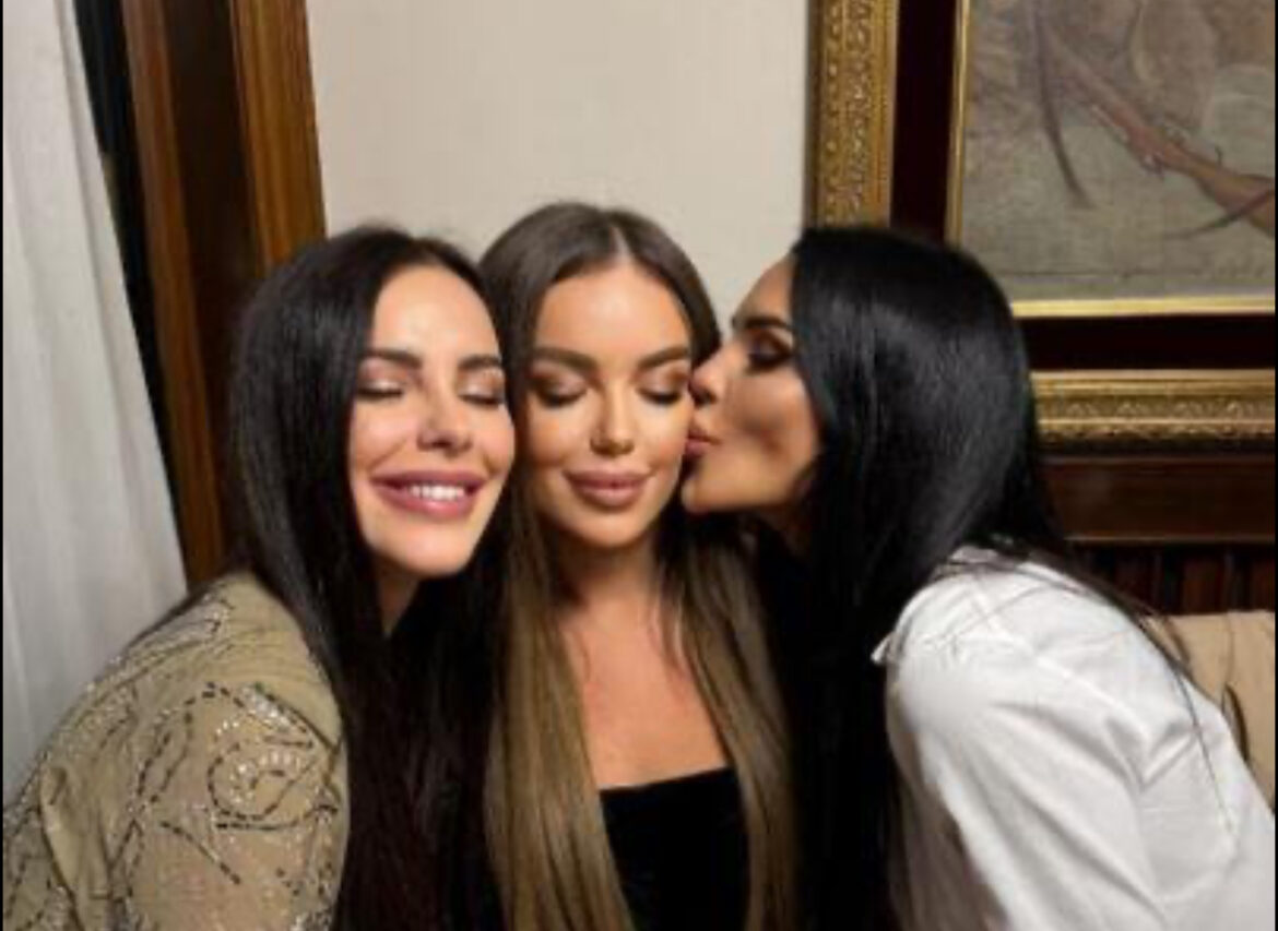 CECINA SNAJKA NE SKIDA OSMEH, A NA NJOJ ŠLJOKICE Bogdana Ražnatović zablistala na Nikoljdanu kod svekrve! Evo kako su se sestre Rodić provodile (FOTO)