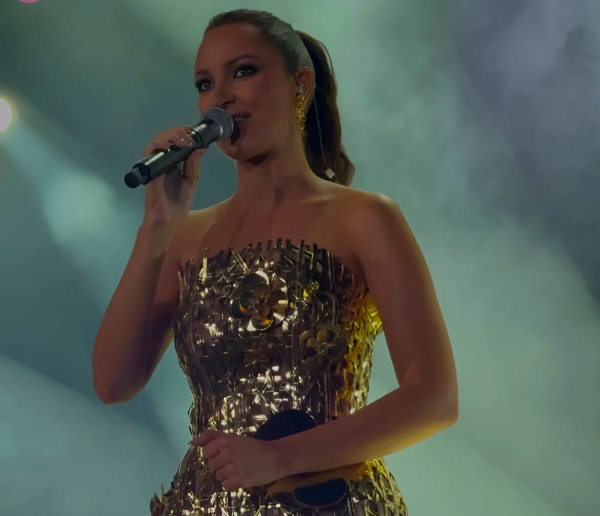 NAŠA PEVAČICA OBJAVILA SLIKU SA PRIJOVIĆKOM: Nakon KONCERTA u Areni Aleksandra izgledala OVAKO!