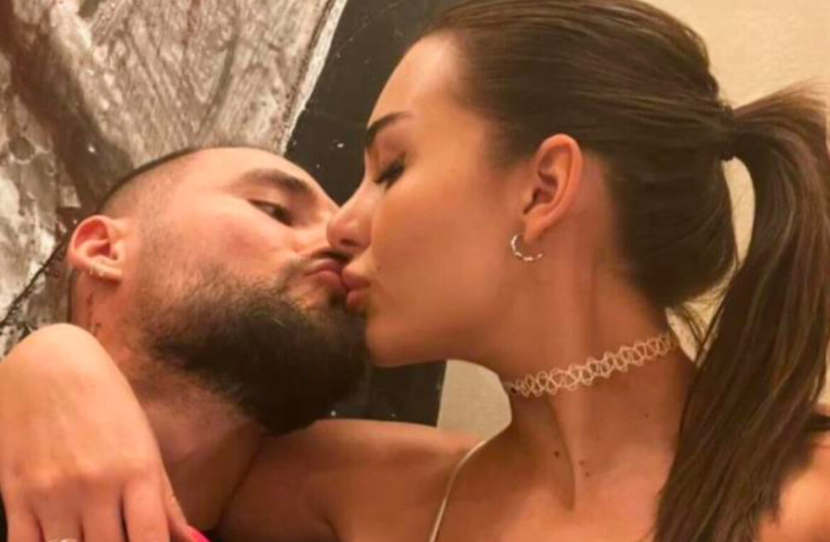 VANJA, GUDELJ I ANASTASIJA RAŽNATOVIĆ NAPRAVILI FOTKU KOJA JE SRUŠILA INTERNET! Njih dve gole na istom mestu, a ona napravio ovu pozu (FOTO)