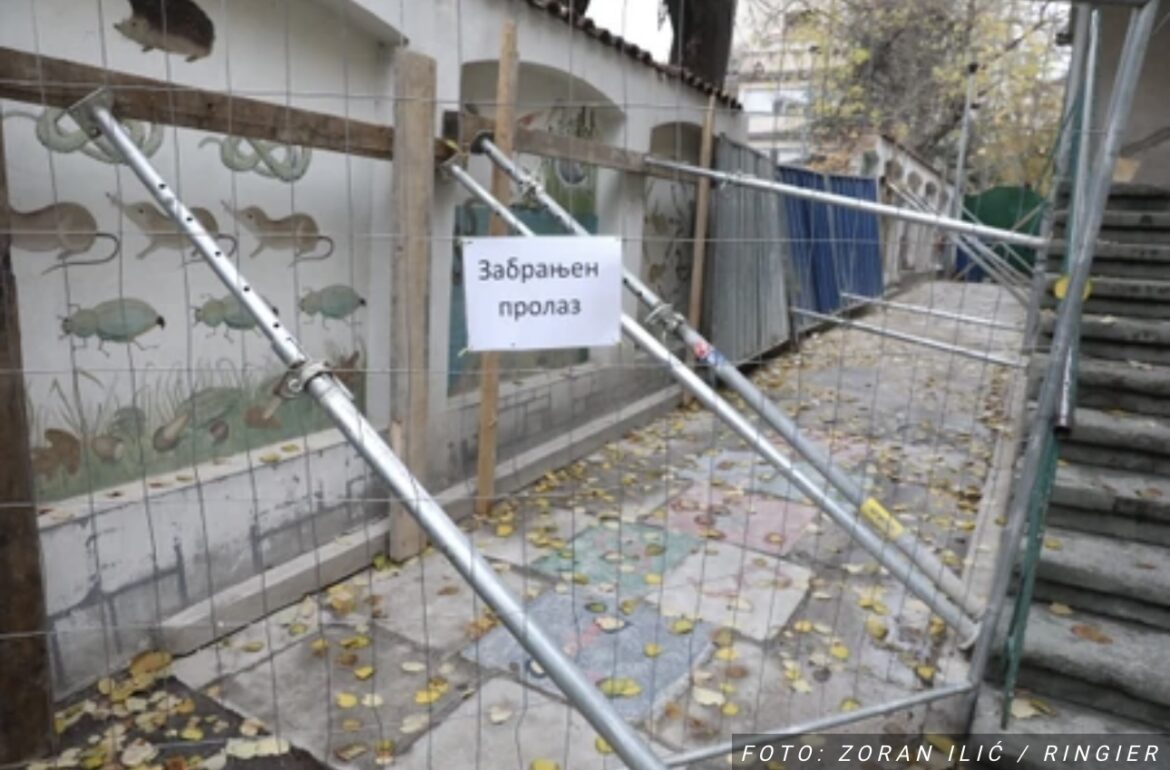 Urušio se deo zidane ograde kod vrtića na Vračaru, oglasili se iz Sekretarijata za inspekciju: Evo šta se dogodilo i šta je preduzeto (FOTO)