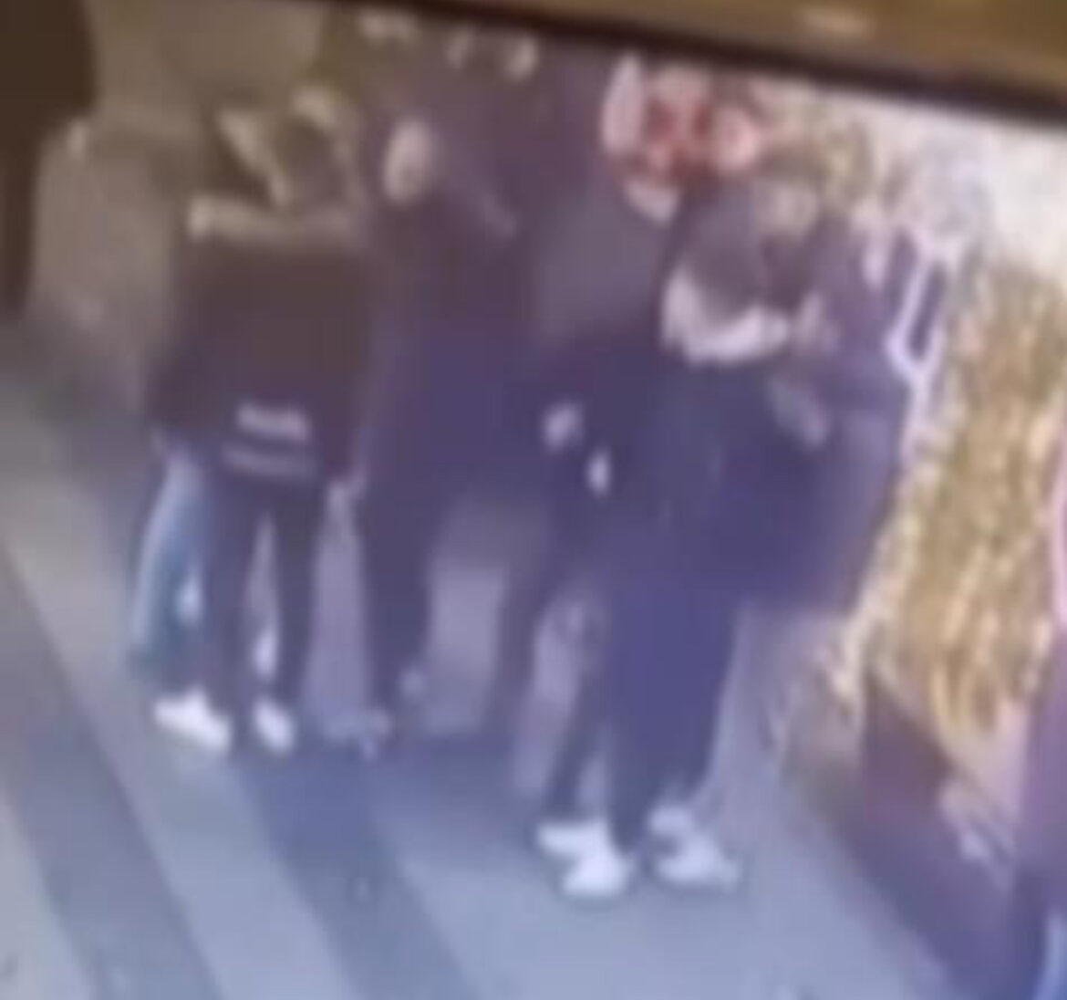 DVA DEČAKA (15) KRVNIČKI PRETUKLA MLADIĆA U POŽAREVCU Prišli mu s leđa i zadali udarac od kog je pao na beton bez svesti: Sledi im prijava (FOTO)