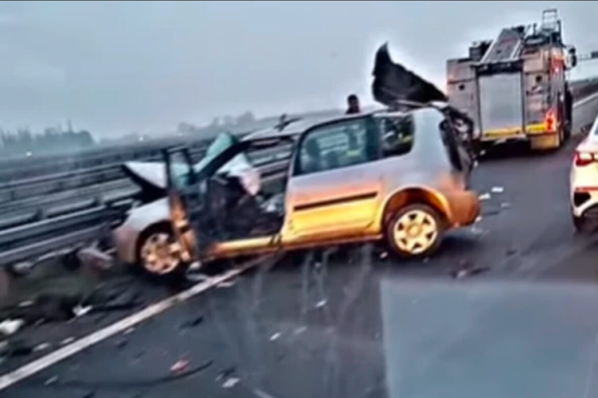 DRAMA, VATROGASCI SEKU VOZILO, IZVLAČE POVREĐENE! Teška nesreća kod Šapca!