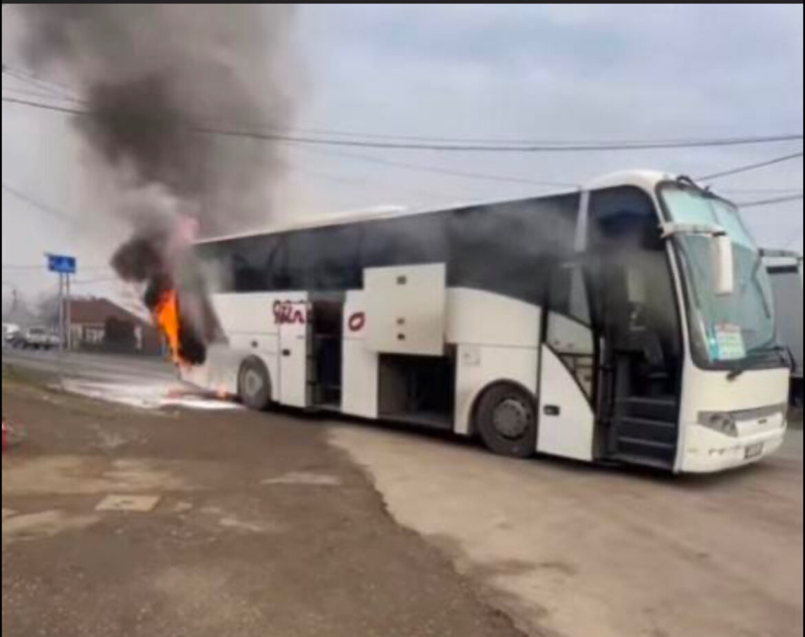 BUKNUO AUTOBUS KOD KRALJEVA: Zapalio se zadnji deo, kulja crni dim (video)