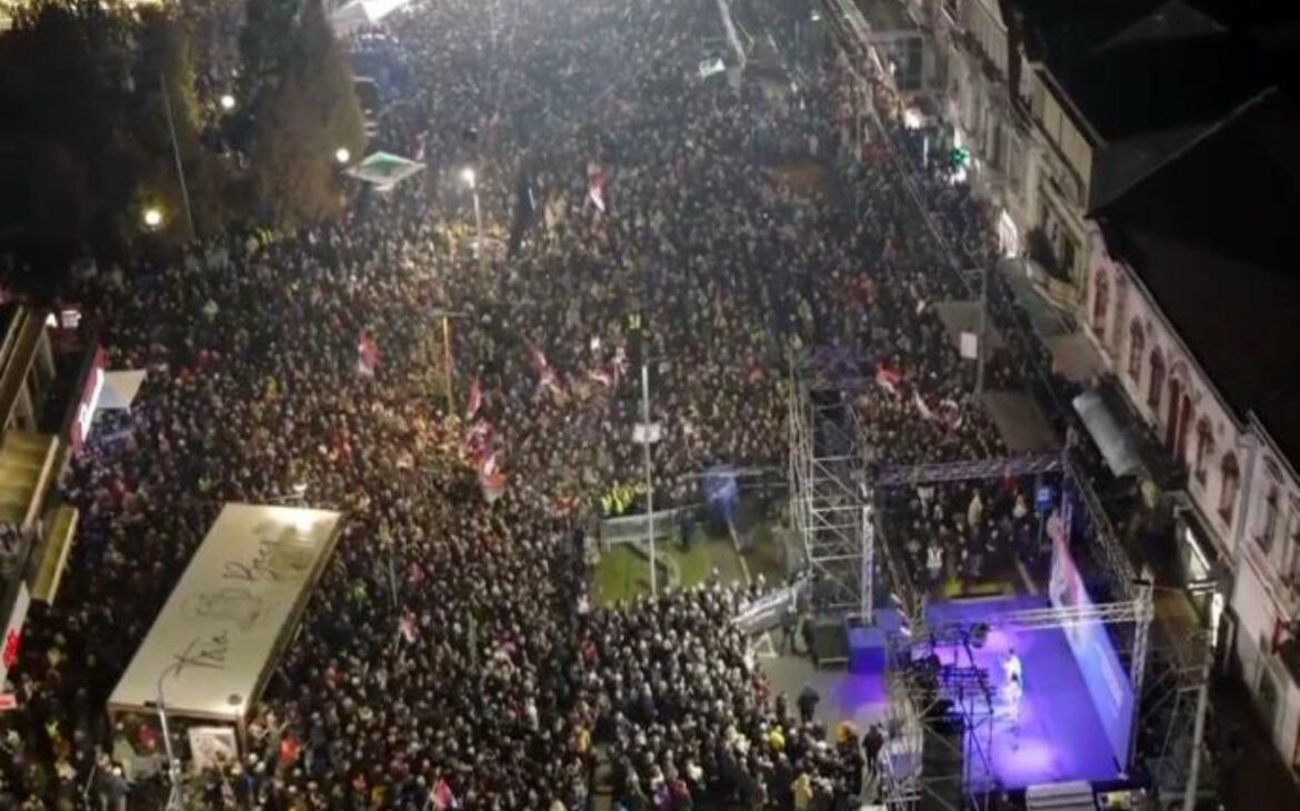 VUČIĆ OBJAVIO SNIMAK SA ISTORIJSKOG SKUPA U JAGODINI: Reke ljudi još dolaze – hvala Srbijo! (VIDEO)