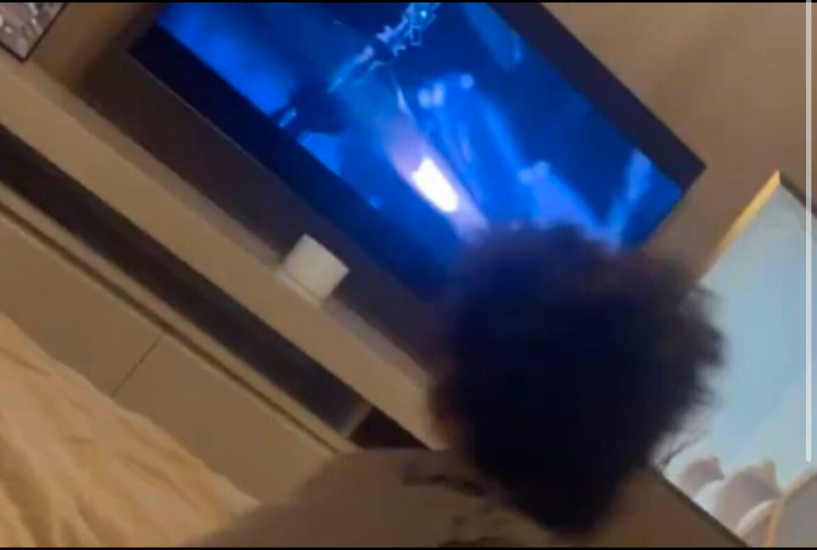 Sin Matijasa Lesora oduševio Grobare: Pevao poznatu Partizanovu pesmu, pa se istopio kada je video oca
