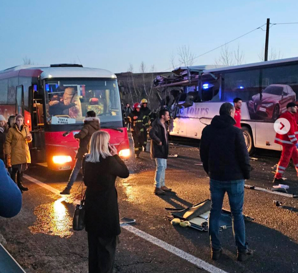 Ovako izgledaju autobusi koji su se sudarili kod Umke: U nezgodi dve osobe stradale, 20 povređenih