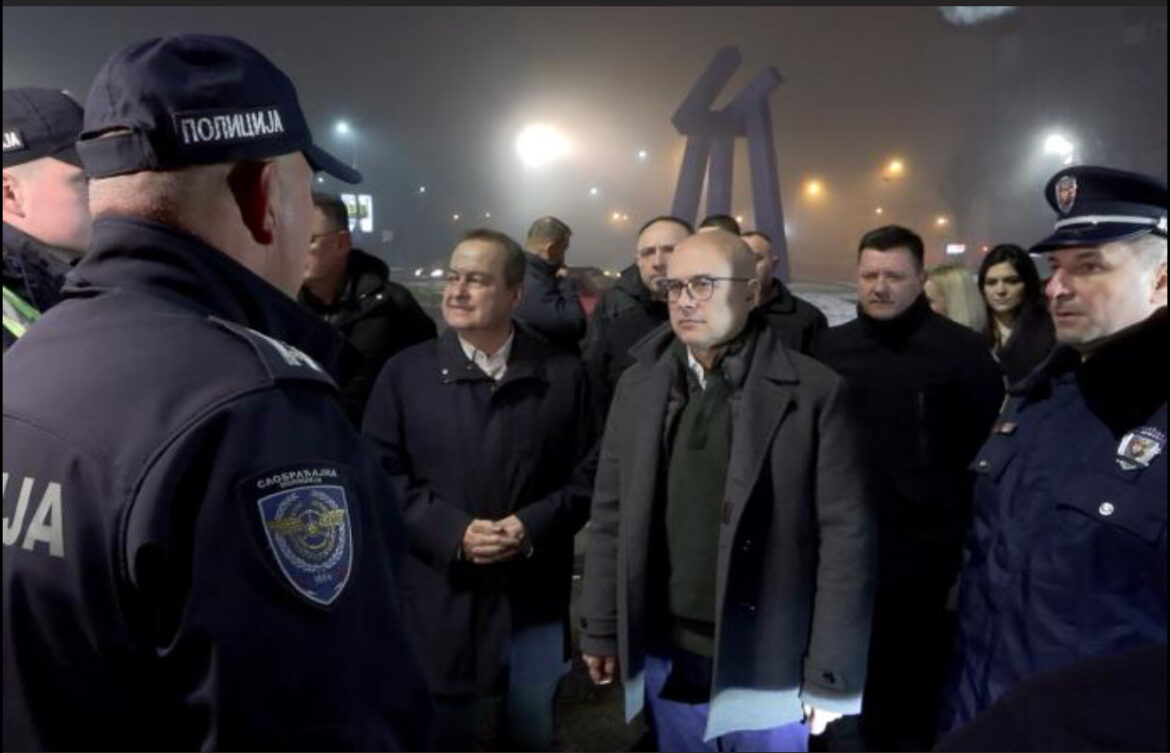 „DOBRO SMO POČELI, NEKA TAKO IDE I DALJE“: Premijer Vučević i ministar Dačić obišli policajce u novogodišnjoj noći