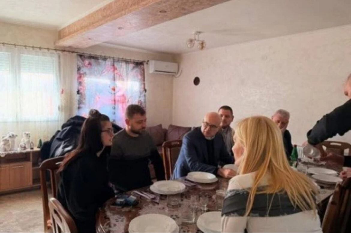 VUČEVIĆ POSETIO ZA BADNJI DAN PORODICU FIRIĆ „Poneli su težak krst, na nama je da im olakšamo…“