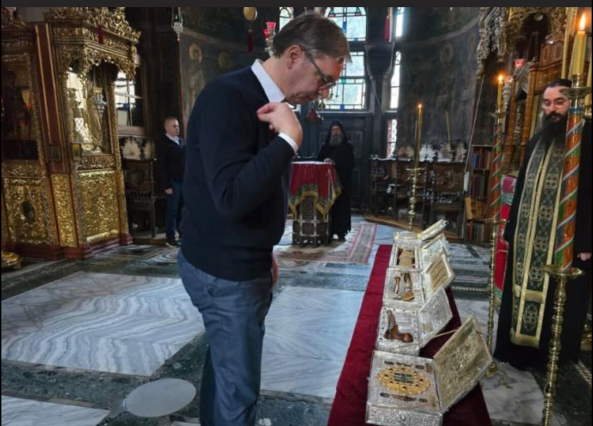 „OVA GODINA NEĆE BITI LAKA ZA NAS SRBE“ Vučić se oglasio sa Hilandara: Znam da ću se vratiti jači da guramo našu zemlju još snažnije napred (FOTO)