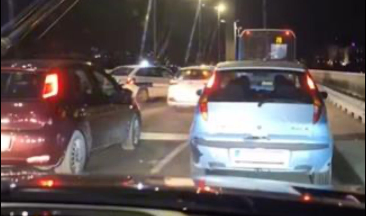 LANČANI SUDAR NA MOSTU SLOBODE U NOVOM SADU: Stvaraju se gužve ka centru grada (VIDEO)