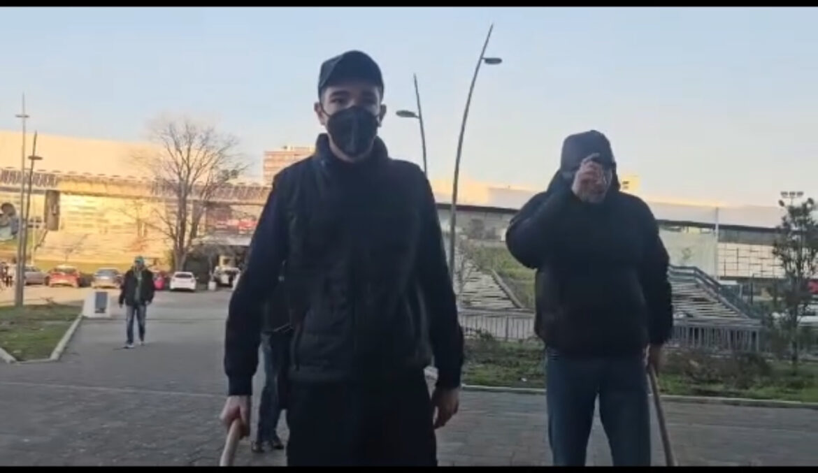 ONA JE HROINA IZ NOVOG SADA! Majka stala ispred maskiranih huligana da zaštiti sina, pa ih ponizila za ceo život! (VIDEO)