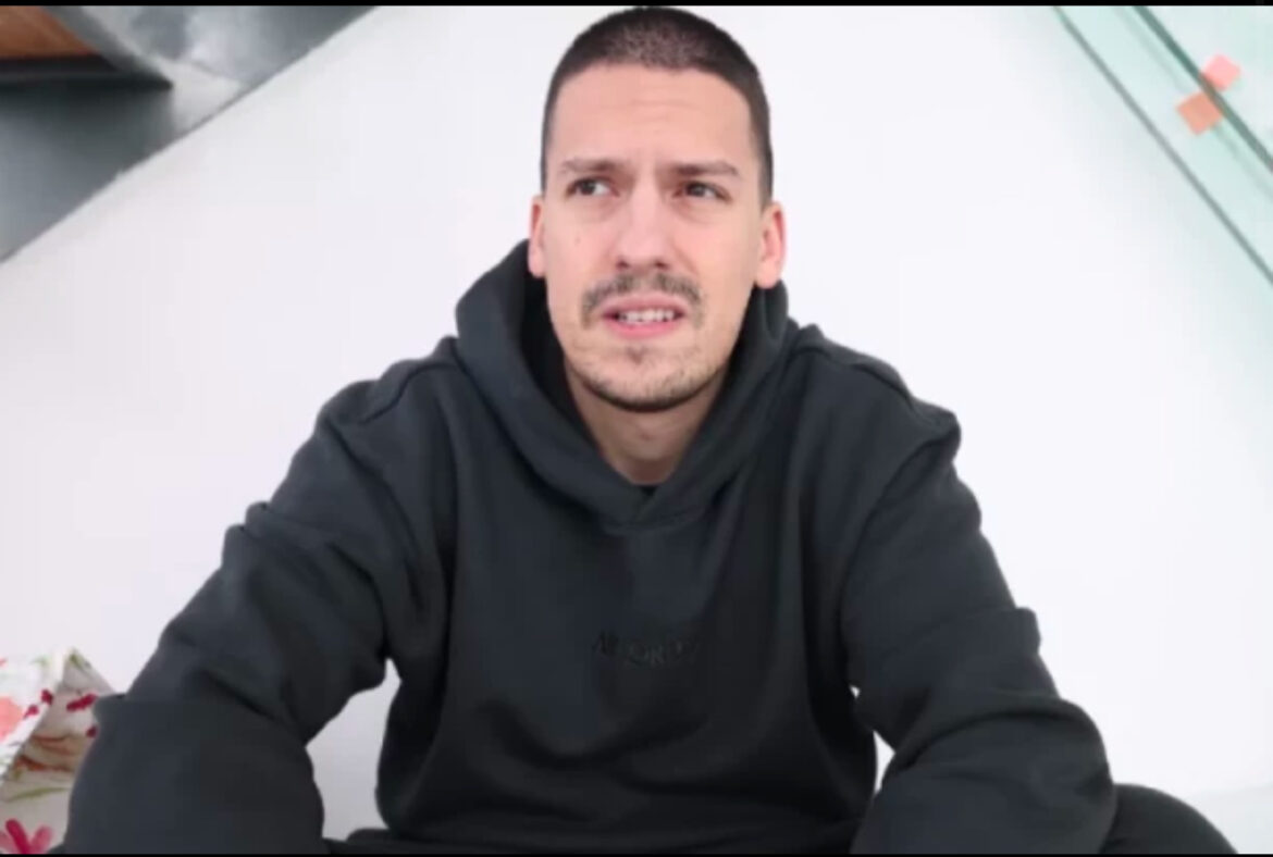 DOTAKAO NOVO DNO! Baka Prase se snimao sa glumicom iz filmova za ODRASLE, pa zgrozio javnost: Ovo gledaju naša deca! (VIDEO)