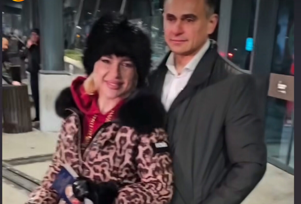 Jovana Jeremić otputovala u Ameriku! Dragan je ispratio na aerodrom, a jednu stvar nije ispuštala iz ruku