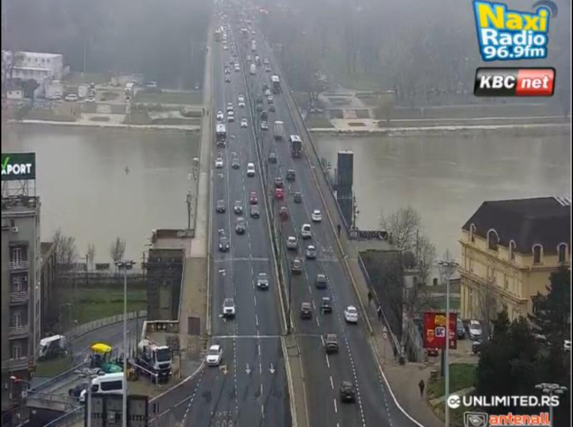BEZ VEĆIH GUŽVI U BEOGRADU: Magla usporava saobraćaj (foto)