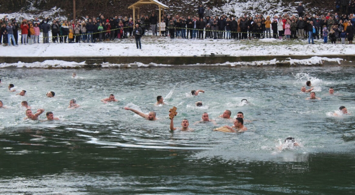 Plivanje za Časni krst tradicionalno i u Grockoj