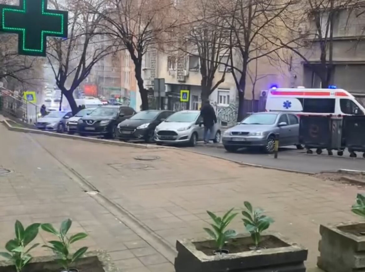 SAOBRAĆAJNA NESREĆA NA VRAČARU! Oboren pešak, na licu mesta policija i Hitna pomoć! (FOTO)