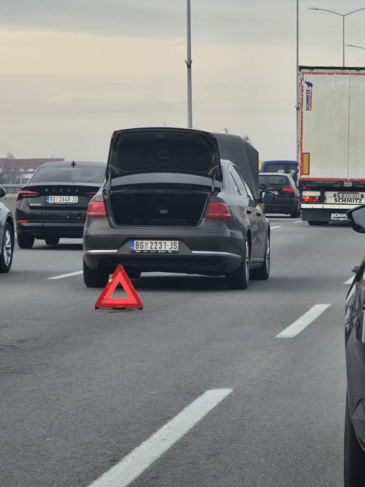POKVARE  AUTO NA PUPINOVOM MOSTU: Stvaraju se velike gužve (FOTO)