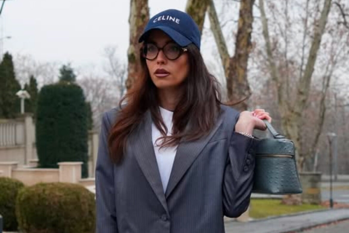 MIRKA VASILJEVIĆ TRČI KROZ ŠUMU! Glumica vežba u prirodi, usnimljena u crvenim helankama i patikama – U ovom izdanju je još niste videli (VIDEO)