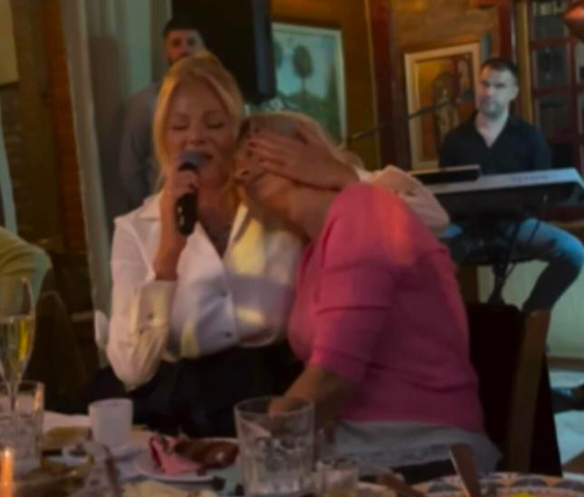 SANELA PLAČE KAO KIŠA ILDA JE TEŠI A MIHAJLO… Isplivao snimak s privatnog slavlja kod Šaulića! Deca legende narodne muzike na okupu (VIDEO)
