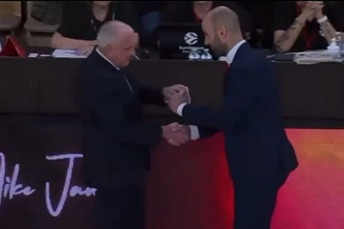 SUSRET (NE)PRIJATELJA: Ovako je izgledao pozdrav Spanulisa i Obradovića!