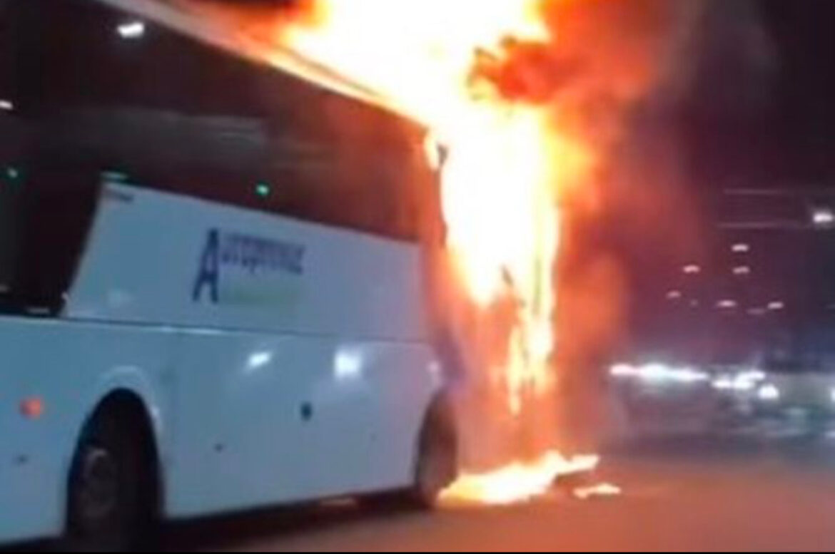 Potresni snimci, desetine mrtvih u saobraćajnoj nesreći u Meksiku: Autobus potpuno izgoreo