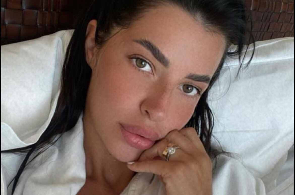 FUDBALERU RODILA TROJE DECE, A EVO KOGA JE VOLELA PRE BRAKA: Ana Rajković nekada bila sa sinom poznate pevačice, da li je prepoznajete na fotografijama? (FOTO)