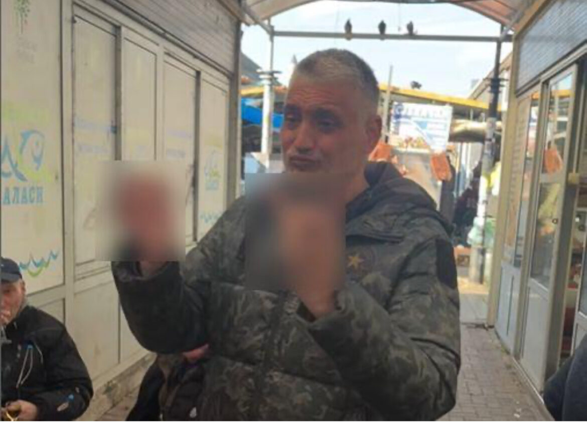 ŠOK IZDANJE ČEDE JOVANOVIĆA! Otvorio dušu, pa se raspričao nasred pijace, a svi komentarišu njegov stajling – Na nogama nosi san svake žene! (FOTO)