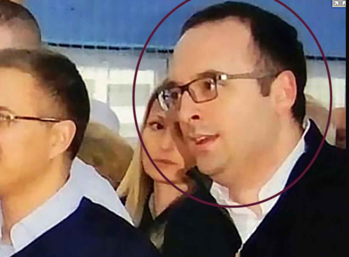 ZAPLENJENE TORBE ŽENE UHAPŠENOG PAPIĆA VREDE KAO STAN U BEOGRADU! Privremeno joj oduzeli 15 Luj Viton tašni, a od cifre će vam se slošiti