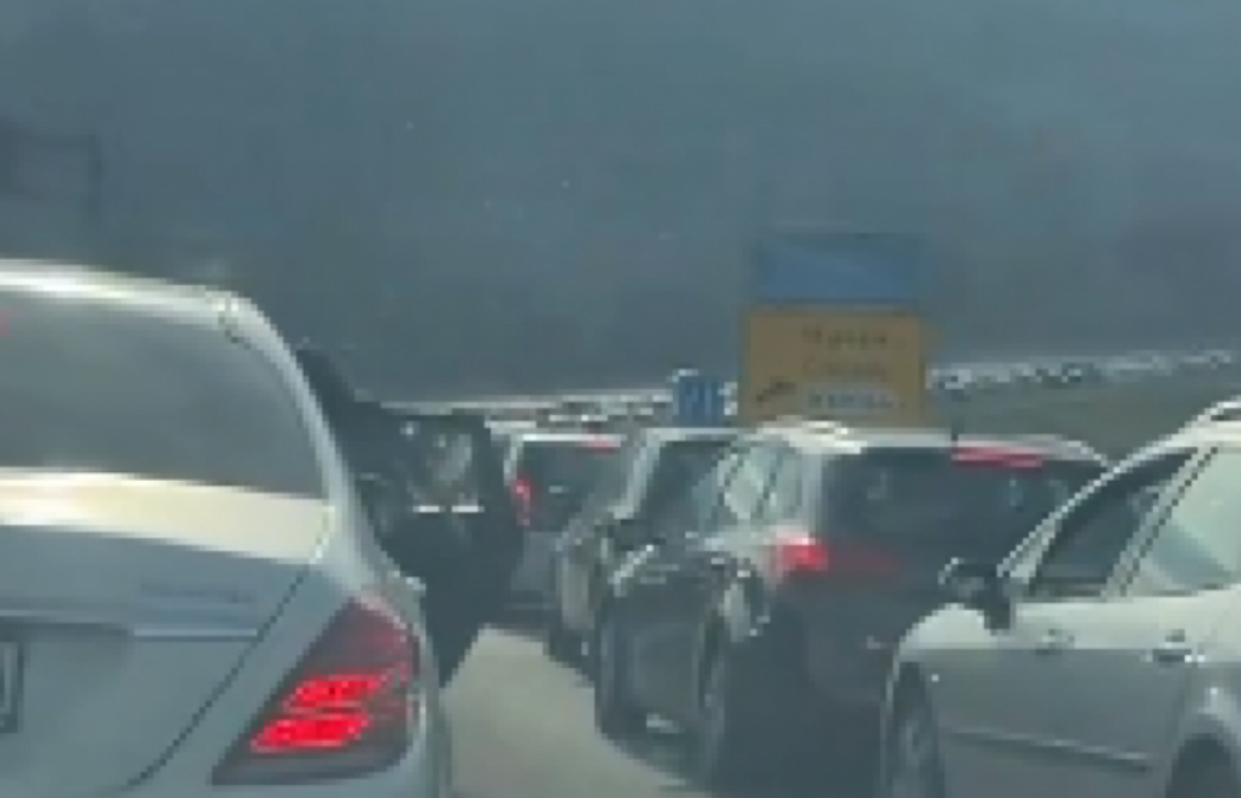 Kolaps od Zlatibora ka Užicu! Ogromnoj koloni ne vidi se kraj: Krenula praznična seoba