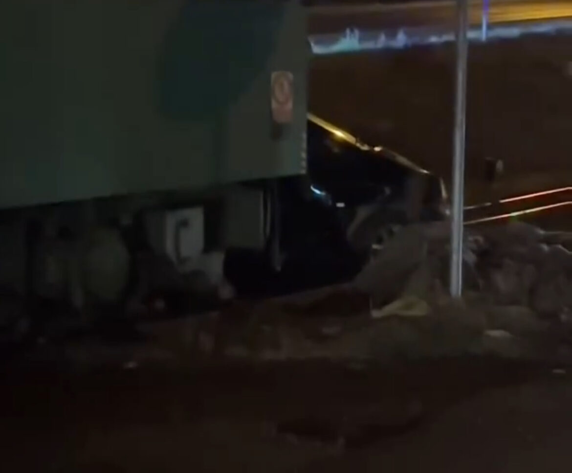 TERETNI VOZ POKUPIO AUTOMOBIL! Horor u Velikim Crljenima! (VIDEO)