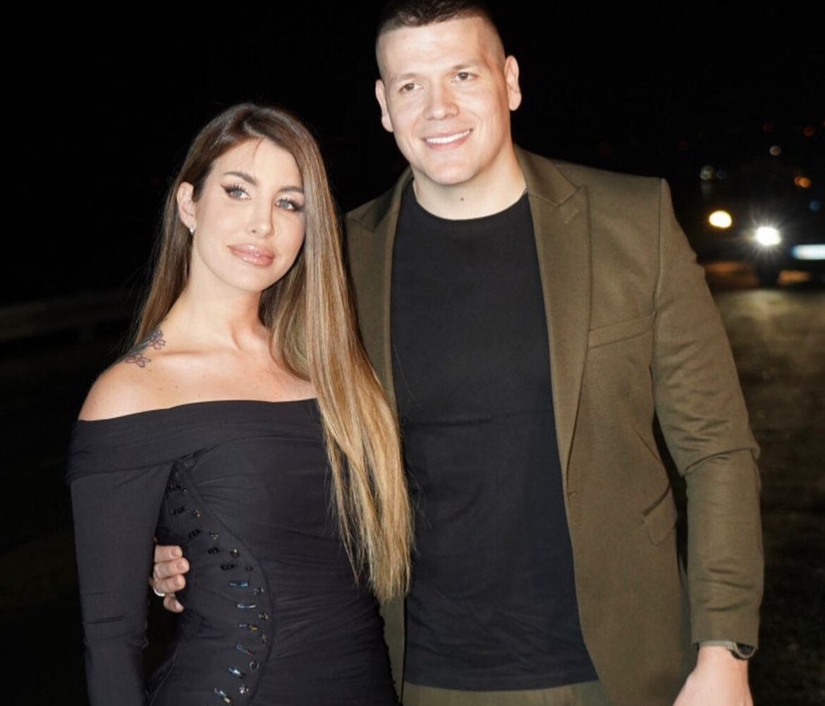 LUKS SLAVLJE JELENE I SLOBE RADANOVIĆA! Ponosni roditelji dočekuju goste, pevačev cimer iz Zadruge došao među prvima, tu je Stanijin bivši dečko