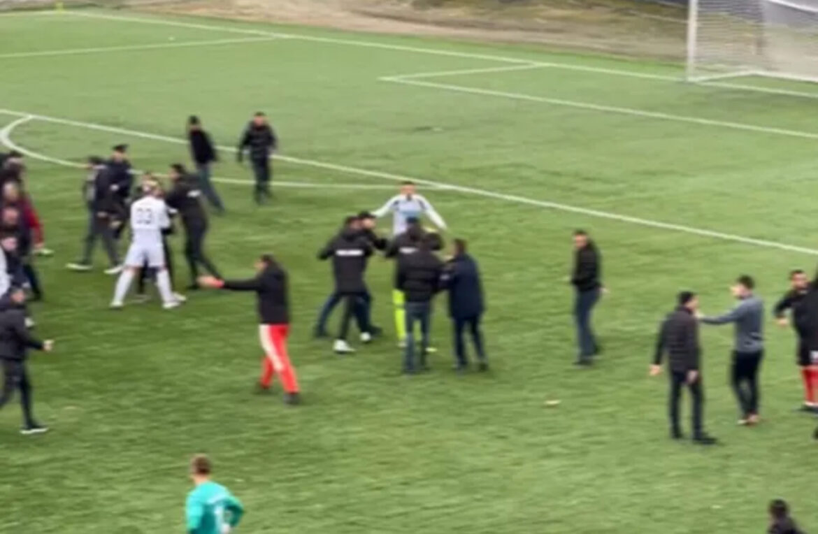 Skandal u Prizrenu: Više hiljada navijača uletelo na teren i krenuli na fudbalere, dvoje završilo s povredama