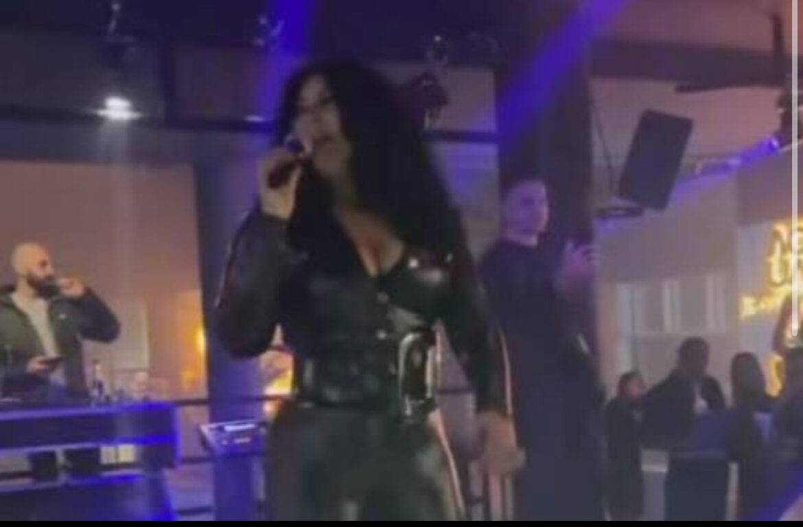 U ŠESTOJ DECENIJI U USKOM LATEKSU OD GLAVE DO PETE!