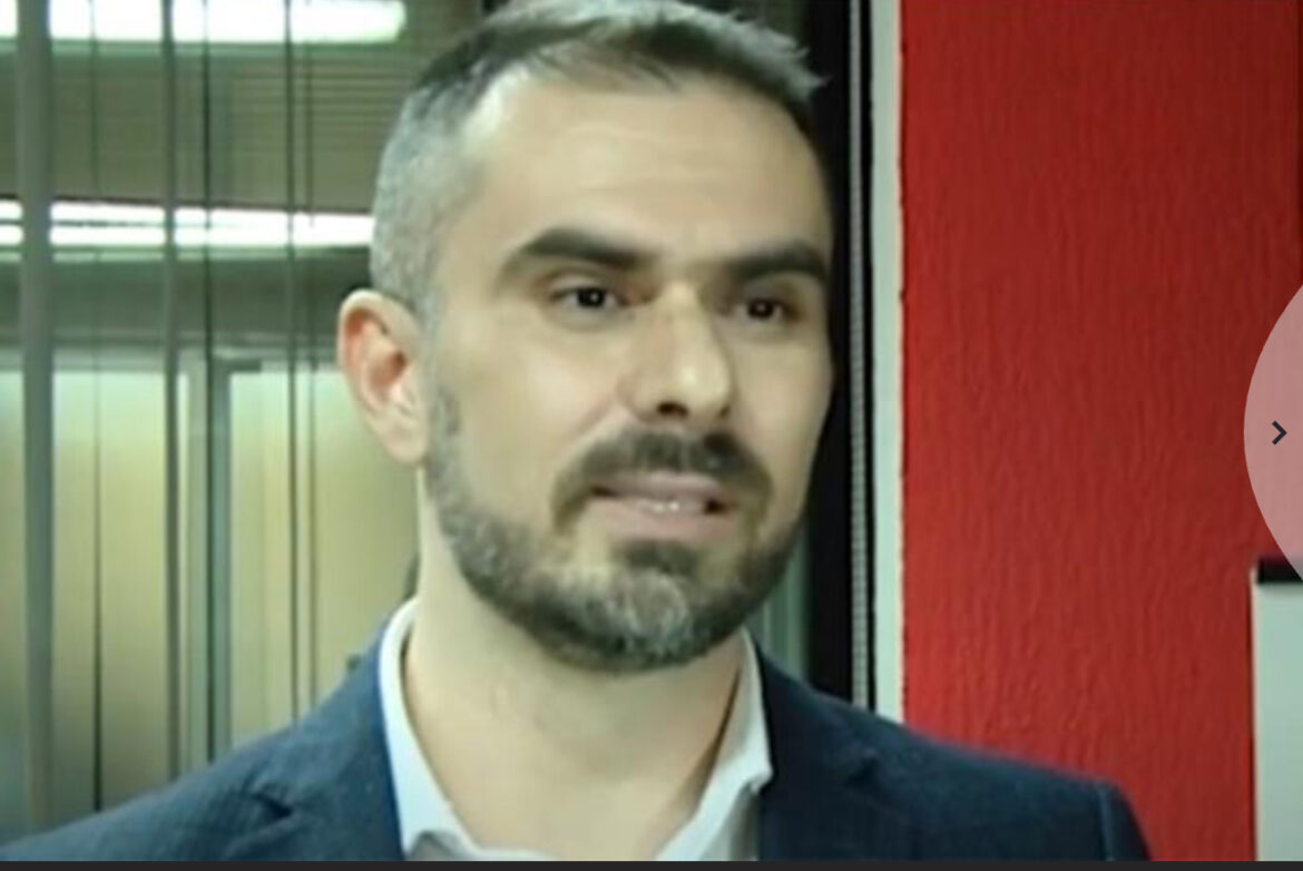 OPOZICIONAR OBJAVIO PRIVATNU SLIKU MIĆINA U KUPAĆIM GAĆAMA PA DOBIO ŽESTOK ODGOVOR: Gradonačelnik sam svih građana pa i onih koji se služe pakostima!