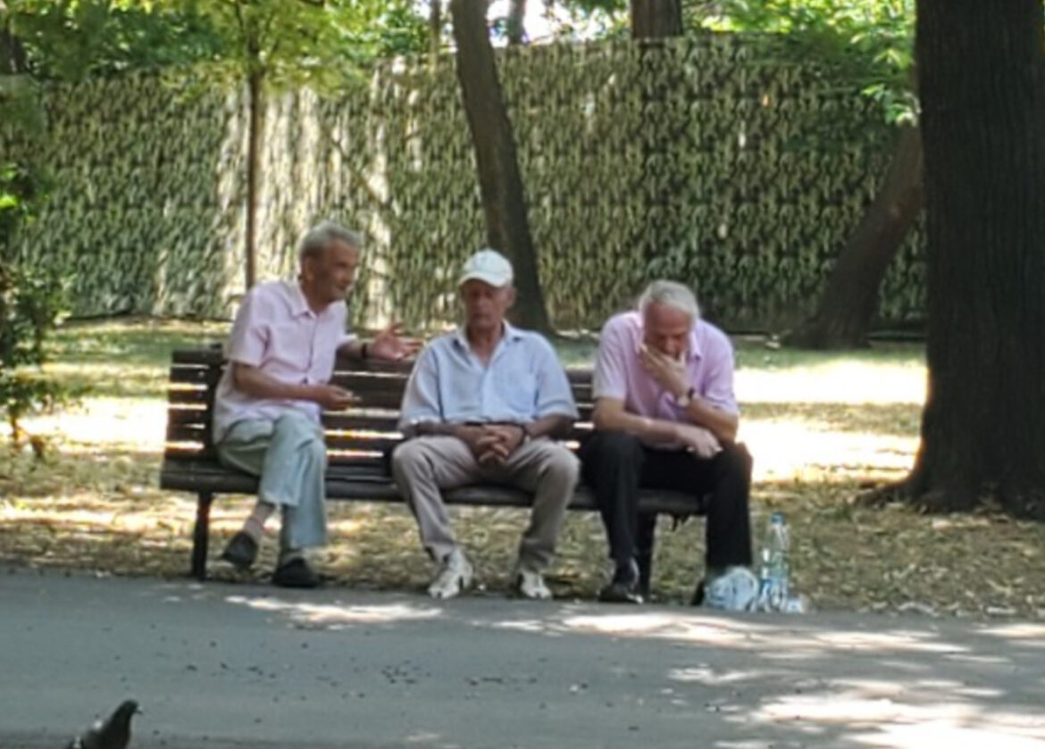PENZIONERIMA U KOMŠILUKU RASTU PENZIJE: Jedna grupa najviše dobija, a neće biti loše ni onima sa manjim primanjima