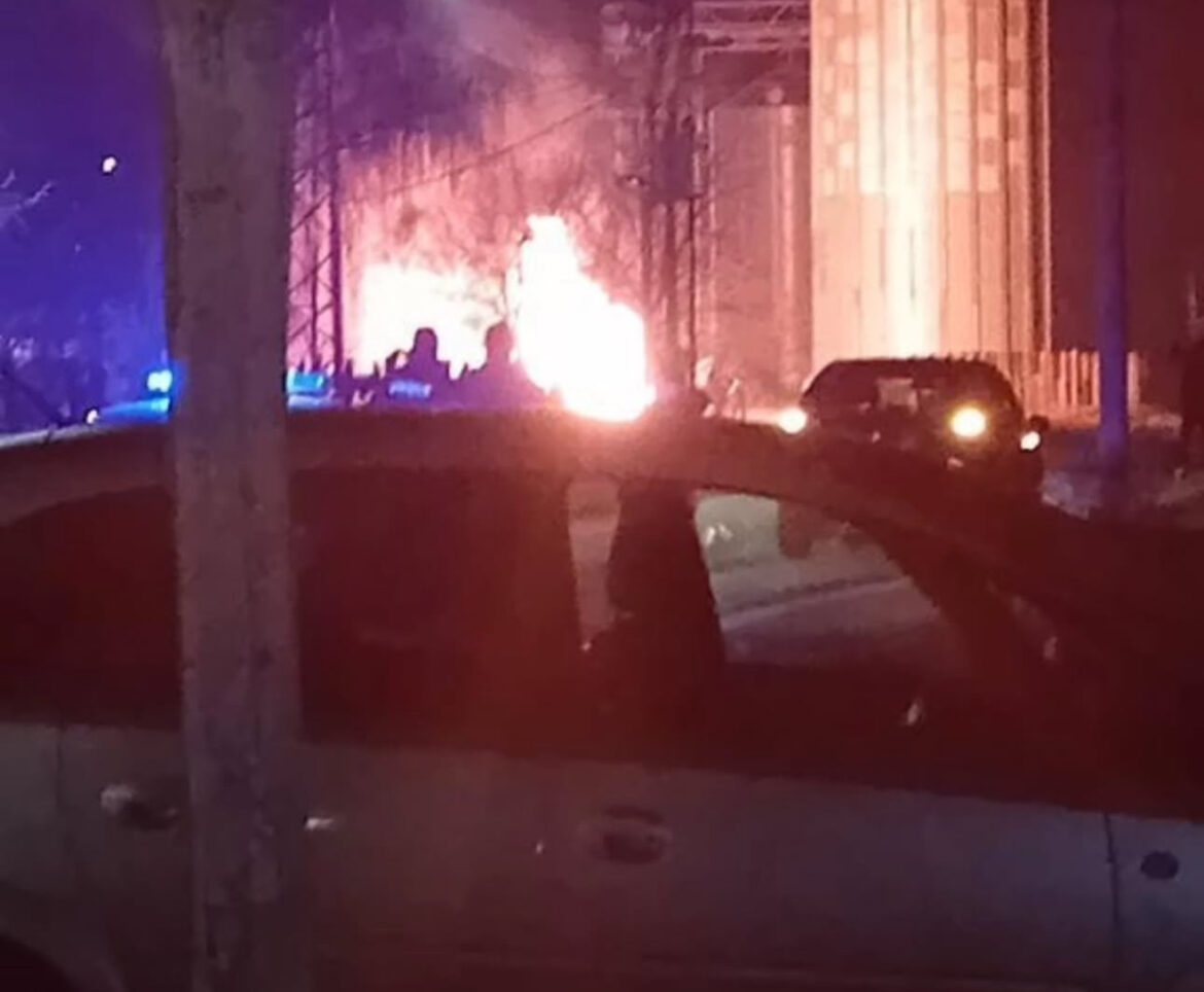 AUTOMOBIL IZGOREO POSLE SUDARA: Saobraćajna nezgoda u Baču, vatra progutala vozilo (foto)