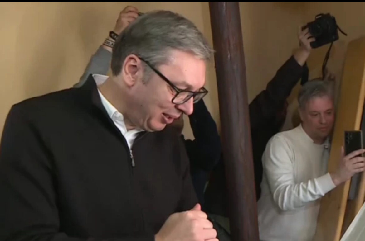 VUČIĆ U VELIKOJ PLANI: Predsednik dočekan gromoglasnim aplauzom, svadbarskim kupusom i najljućim ajvarom!