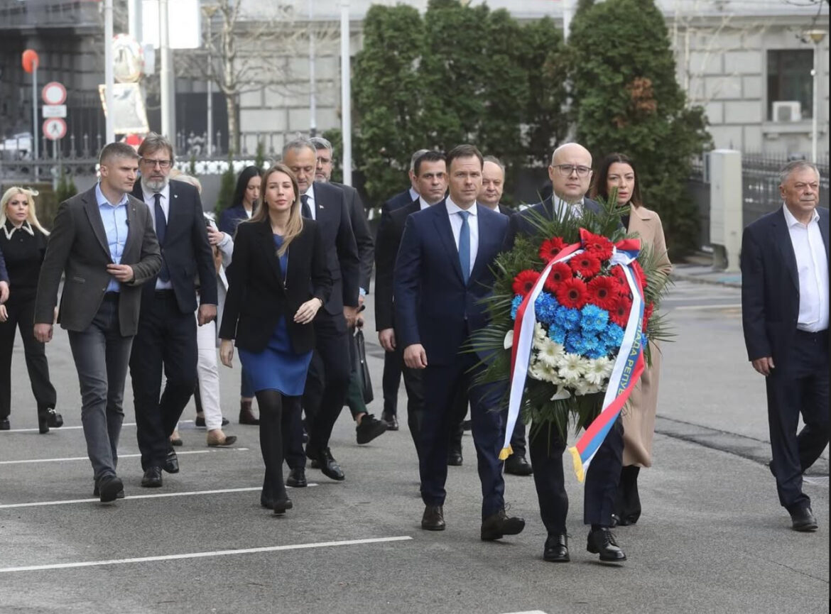 PREMIJER VUČEVIĆ I MINISTRI POLOŽILI VENCE NA MESTU UBISTVA ZORANA ĐINĐIĆA! Državni vrh obeležio 22. godišnjicu atentata!
